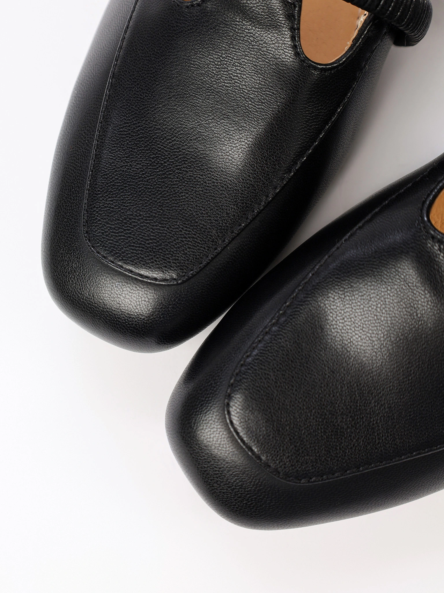 Туфли черного цвета на низком каблуке